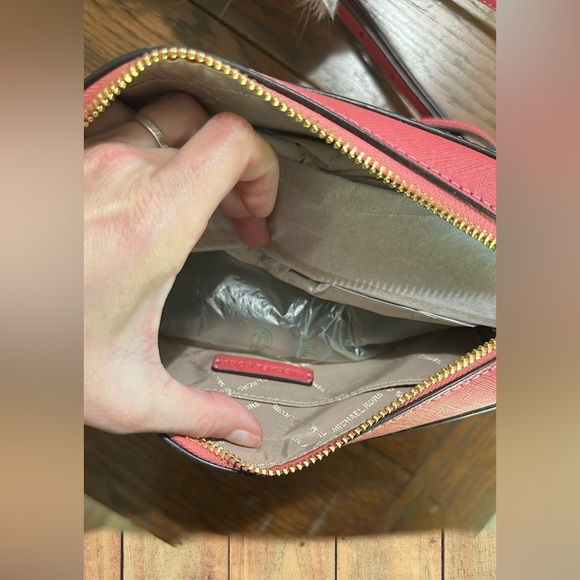 Michael Kors Pink Crossbody Bag with Sleek Design - Picture 4 of 4